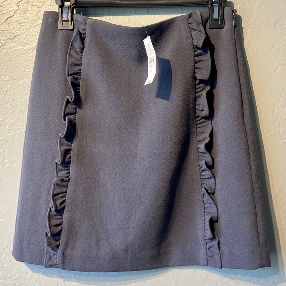 NWT Gray pencil skirt from the Loft. Size 4 - Picture 4 of 4